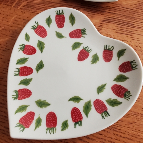 Williams-Sonoma La Fraise Chene Heart Shaped Side/Dessert Plates, set of 4 - Picture 3 of 7